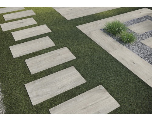 Záhrada s trávnikmi a nášľapnými doskami so vzhľadom dreva