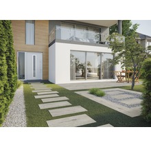 Vonkajší pohľad na dom s terasou, záhradným chodníkom z kamenných dosiek a posedením