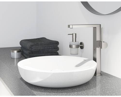 Umývadlo na dosku s batériou, dávkovačom mydla a uteráky v kúpeľni