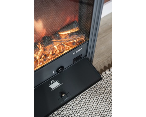 Detail elektrického krbu s ovládacími prvkami a efektom plameňa