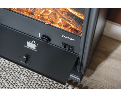Detail elektrického krbu s ovládacími prvkami a upozornením, aby boli počas používania zatvorené dvere, výrobca Eurom