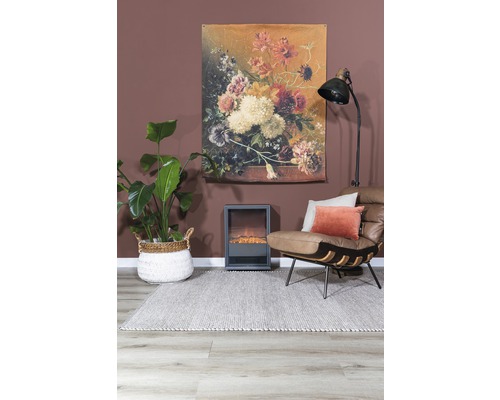 Obývacia izba s kobercom, kreslom, izbovou rastlinou, elektrickým krbom, stojacou lampou a nástennou maľbou