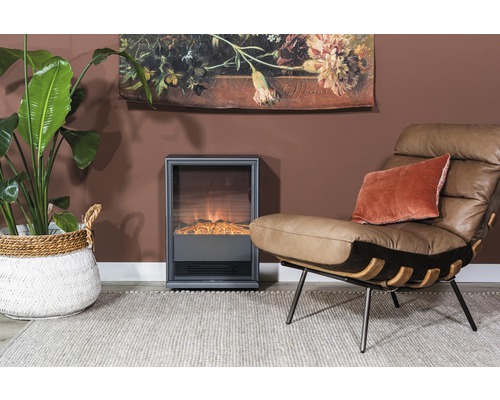 Obývacia izba s elektrickým krbom, kreslom, izbovou rastlinou a dekoráciou