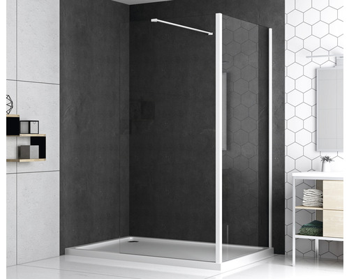 Kúpeľňa so sprchovacím kútom, sprchovacou vaničkou a umývadlom