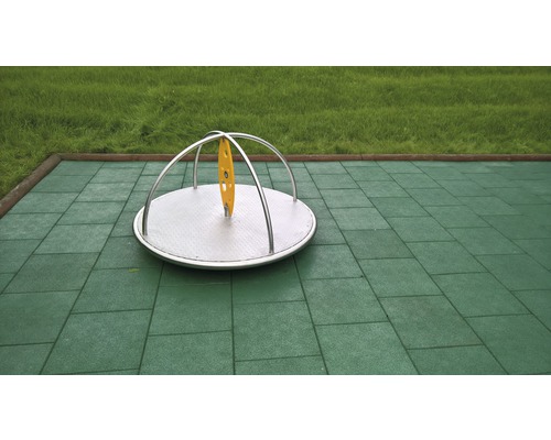 Kolotoč na detskom ihrisku s gumovými dlaždicami