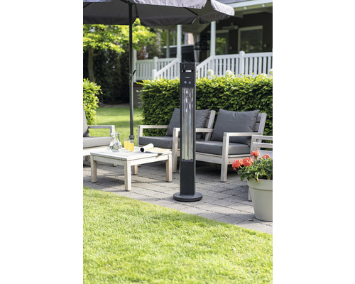 Terasa s terasovým ohrievačom, sedením a slnečníkom