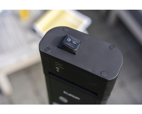 Detailný pohľad na skartovačku s vypínačom a LED indikátormi.