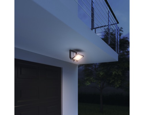 Vonkajšie svetlo s pohybovým senzorom namontované na stene domu