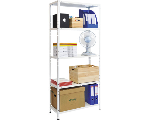 Biela kovová polica s piatimi úrovňami a rôznymi úložnými predmetmi