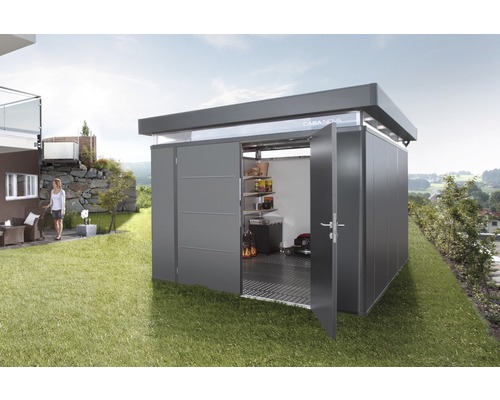 Záhradný domček na náradie Casa Nova s policami a otvorenými dverami v záhrade