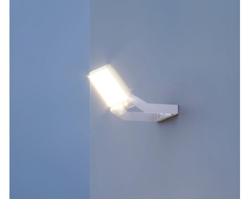 Nástenné svietidlo s otočným ramenom pre individuálne nastavenie svetla