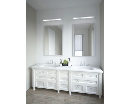 Kúpeľňa s dvojitým umývadlom, zrkadlami a osvetlením