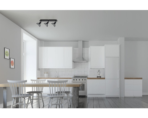 Svetlá obývacia izba s kuchyňou, jedálenským stolom a stoličkami