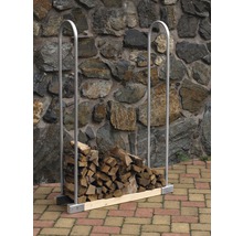 Sklad dreva s polenami pred kamennou stenou