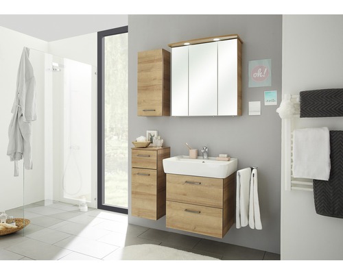 Kúpeľňa s umývadlom, zrkadlovou skrinkou, vysokou skrinkou a sprchou