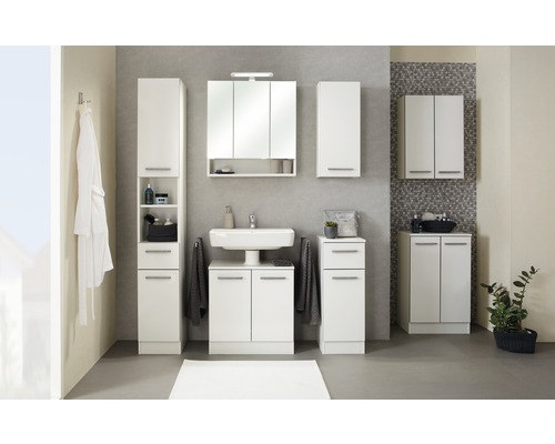 Kúpeľňa s vysokými skrinkami, skrinkou pod umývadlo a zrkadlovou skrinkou