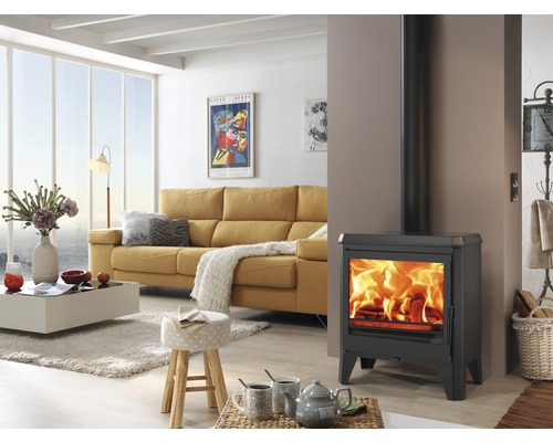 Obývacia izba s krbovými kachľami, pohovkou a konferenčným stolíkom