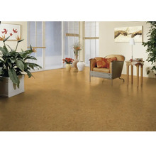 Obývacia izba s korkovou podlahou, kreslom a dekoráciou