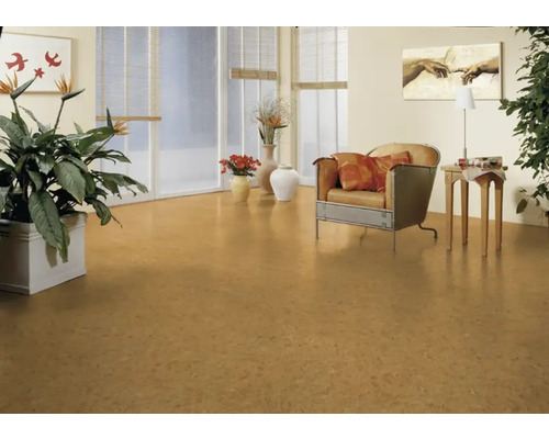 Obývacia izba s korkovou podlahou, kreslom a dekoráciou