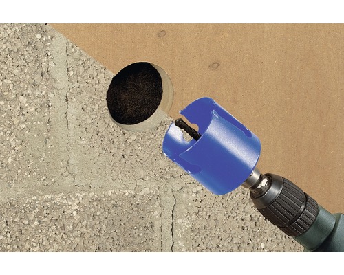 Vŕtačka s dierovou pílou vŕta otvor do materiálu