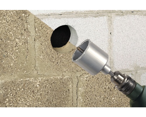 Vŕtačka s diamantovou korunkou vŕta otvor do steny