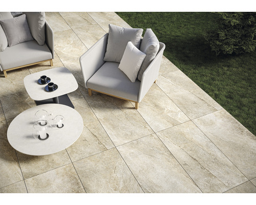 Terasa s dlažbou, kreslami a stolmi