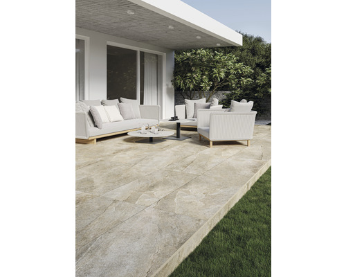 Terasa so záhradným nábytkom a podlahovými doskami