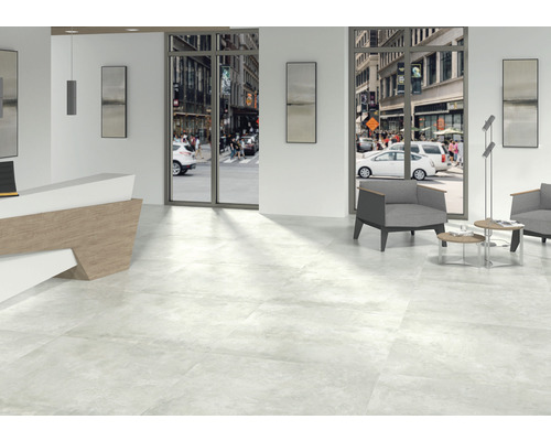 Interiér s podlahovými dlaždicami, recepciou a posedením s výhľadom na mesto