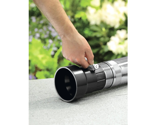 Osoba pripevňuje rúrku k hlbinnému čerpadlu pomocou kľúča.