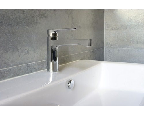 Snímka kovovej drezovej batérie na umývadle