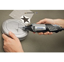 Gravírovací stroj Dremel 4000 gravíruje hviezdu na plechovke