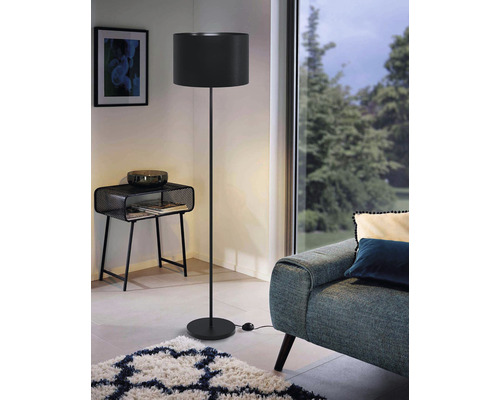 Stojaca lampa v obývacej izbe s odkladacím stolíkom a pohovkou