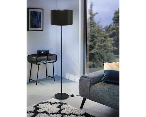 Stojacia lampa v obývacej izbe s príručným stolíkom a pohovkou