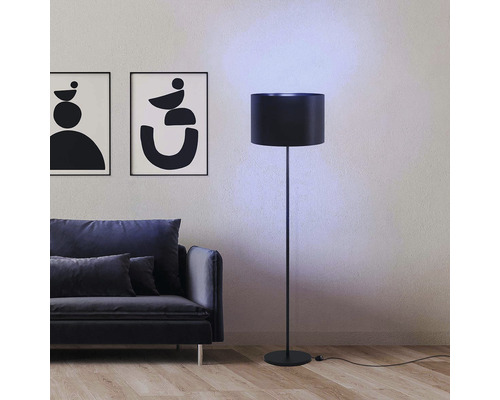 Obývacia izba s pohovkou, abstraktnými obrazmi a stojacou lampou