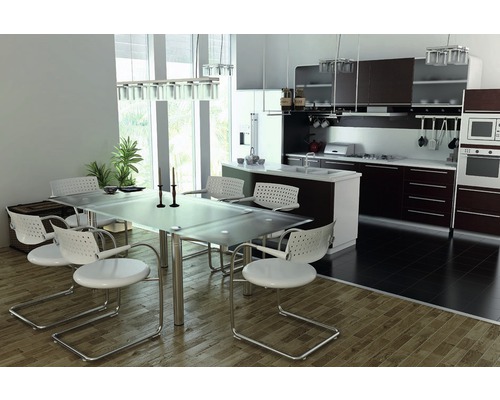 Svetlá kuchyňa s jedálenským stolom a stoličkami v modernom dizajne