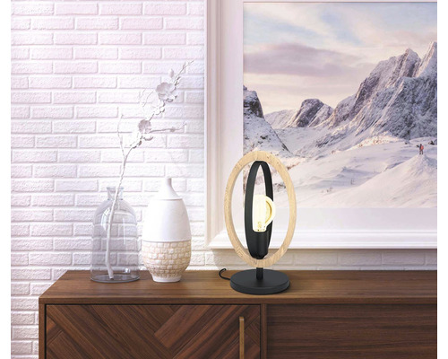 Dekoratívna stolná lampa z dreva a kovu na príborníku