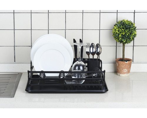 Odkvapkávač na riad s riadom a príbormi na kuchynskej linke