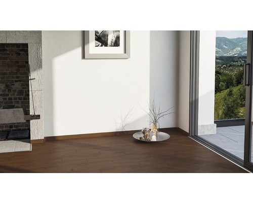 Obývacia izba s drevenou podlahou vo vzore rybej kosti, obraz a okno