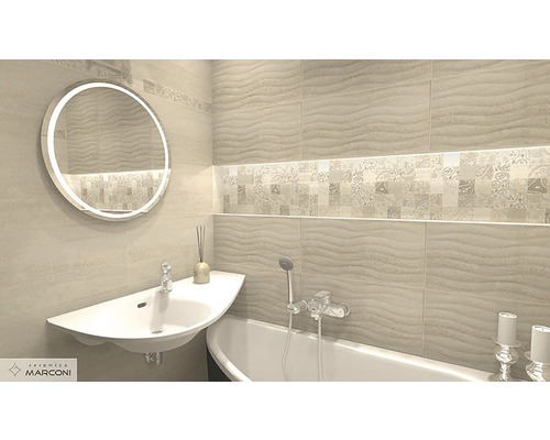 Kúpeľňa s umývadlom, zrkadlom a obkladmi s vlnitým vzorom