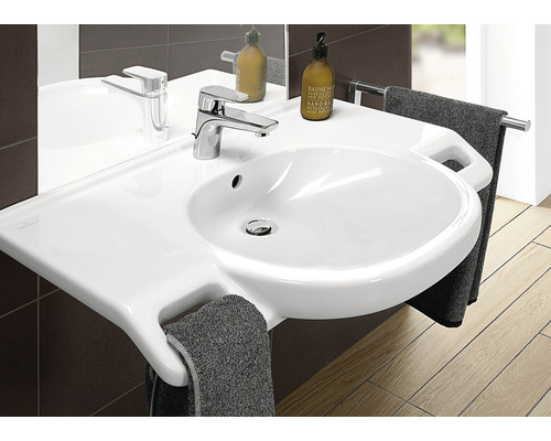 Umývadlo s batériou a uterákmi v kúpeľni