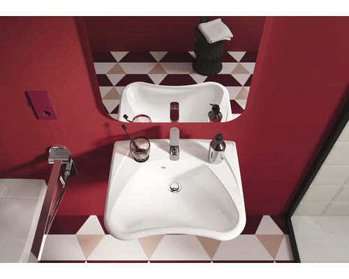 Kúpeľňa s umývadlom, zrkadlom a doplnkami pre štýlové prostredie