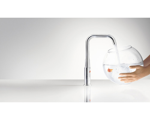 Kuchynská batéria s prúdom vody a akváriom