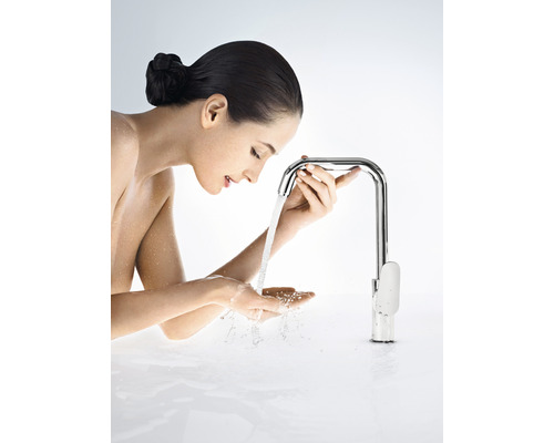 Žena používa batériu s pretekajúcou vodou