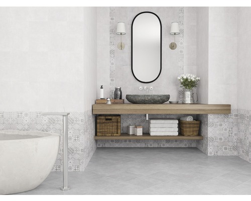 Svetlá kúpeľňa s voľne stojacou vaňou, umývadlom a zrkadlom