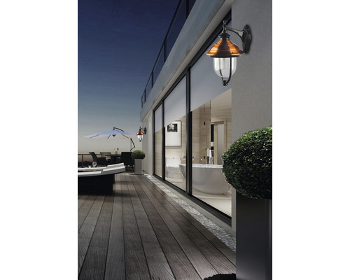 Vonkajší priestor s terasou, záhradným nábytkom a nástennými svietidlami