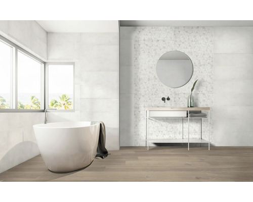 Svetlá kúpeľňa s voľne stojacou vaňou, umývadlom a obkladom