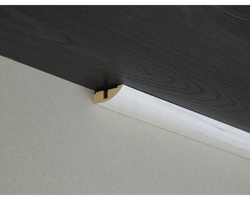 Štvrťkruhový profil z dreva na strope a stene