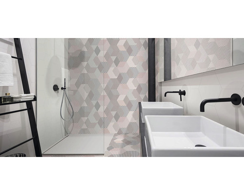 Svetlá kúpeľňa so sprchou, umývadlami a rebríkom na uteráky