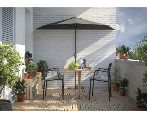 Balkónová scéna so záhradným stolom, slnečníkom, stoličkami a rastlinami vytvára svetlú a priateľskú atmosféru.