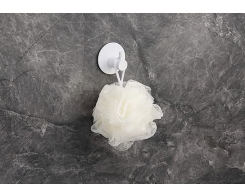 Kúpeľňová scéna s kúpeľnou hubou na háku